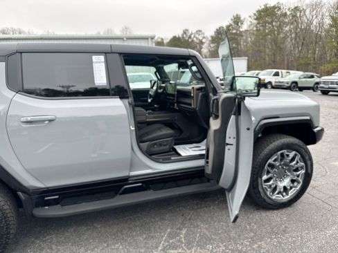 Used 2025 GMC Hummer EV 3X w/ LPO, Sport Package AWD/4WD image 31