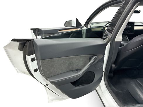 Certified 2023 Tesla Model Y AWD image 10