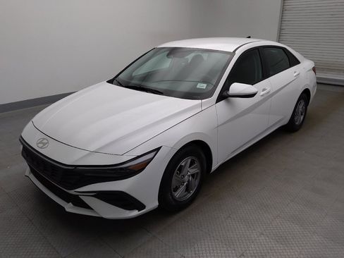 Used 2025 Hyundai Elantra SE FWD image 2