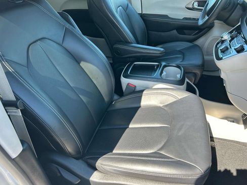 Used 2024 Chrysler Pacifica Touring-L FWD image 25