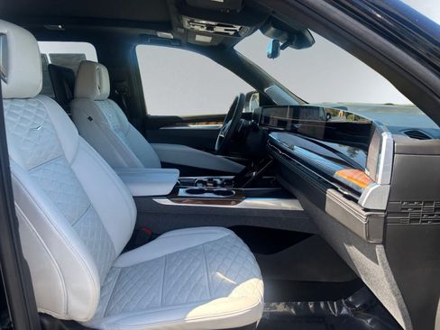 Used 2025 Cadillac Escalade ESV Sport Platinum AWD/4WD image 21