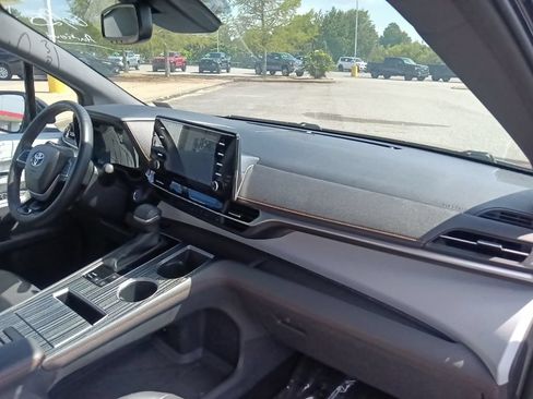 Used 2023 Toyota Sienna XSE FWD image 36
