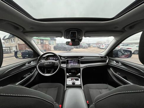 Used 2023 Jeep Grand Cherokee Laredo X image 11