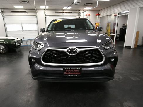 Certified 2024 Toyota Highlander LE image 2