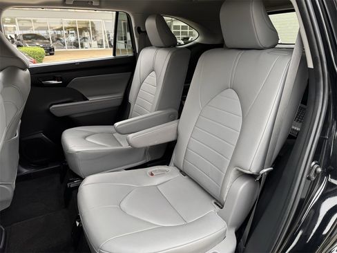 Used 2024 Toyota Highlander XLE image 26