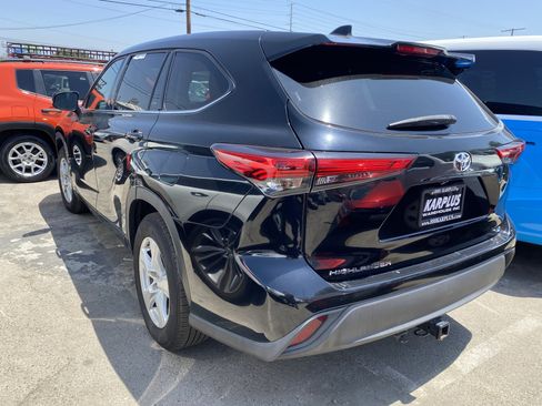 Used 2021 Toyota Highlander LE FWD image 8