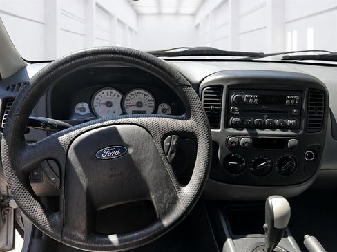 Used 2005 Ford Escape XLS AWD/4WD image 10