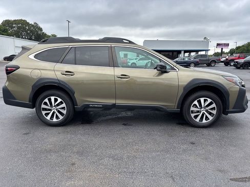Used 2023 Subaru Outback Premium image 8