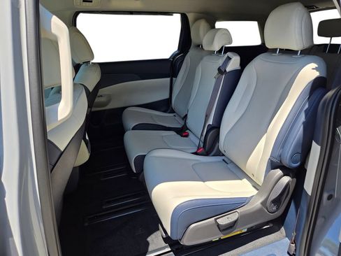 New 2026 Kia Carnival EX FWD image 19