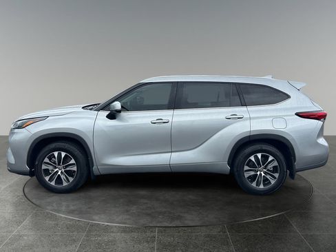 Used 2022 Toyota Highlander XLE AWD/4WD image 5