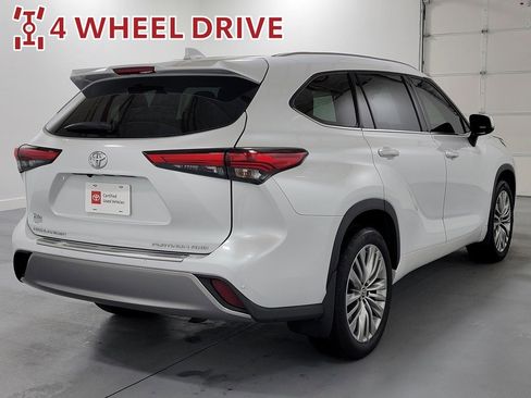Certified 2022 Toyota Highlander Platinum image 8