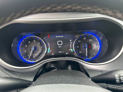 Certified 2023 Chrysler Pacifica Touring FWD image 10