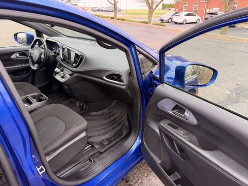 Used 2021 Chrysler Pacifica Touring w/ S Appearance Package image 14