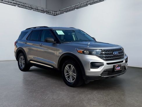 Used 2022 Ford Explorer XLT AWD/4WD image 3