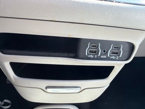 Used 2024 Chrysler Pacifica Touring-L FWD image 27