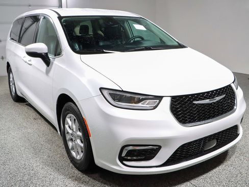 Used 2023 Chrysler Pacifica Touring-L FWD image 5