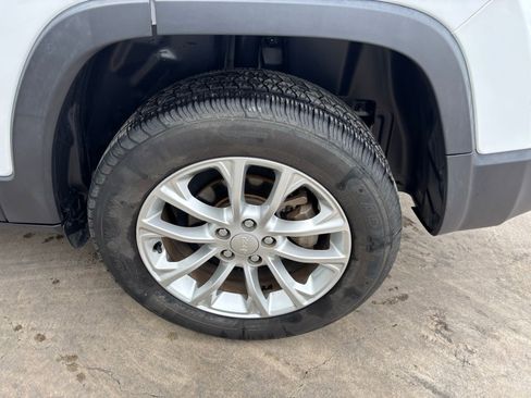 Used 2019 Jeep Cherokee Latitude w/ Popular Appearance Group image 9