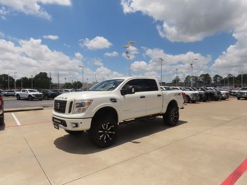 Used 2017 Nissan Titan PRO-4X w/ Pro-4x Convenience Package AWD/4WD image 2