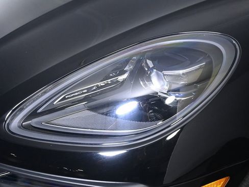 Certified 2024 Porsche Macan AWD/4WD image 24