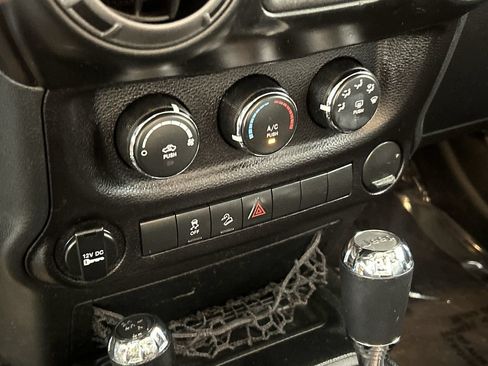 Used 2017 Jeep Wrangler Unlimited Sport w/ Connectivity Group AWD/4WD image 17