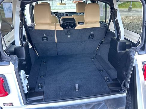 Used 2019 Jeep Wrangler Unlimited Sahara w/ LED Lighting Group AWD/4WD image 20