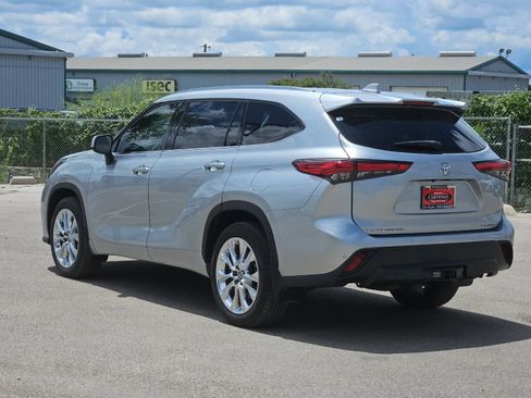Used 2020 Toyota Highlander Limited FWD image 3