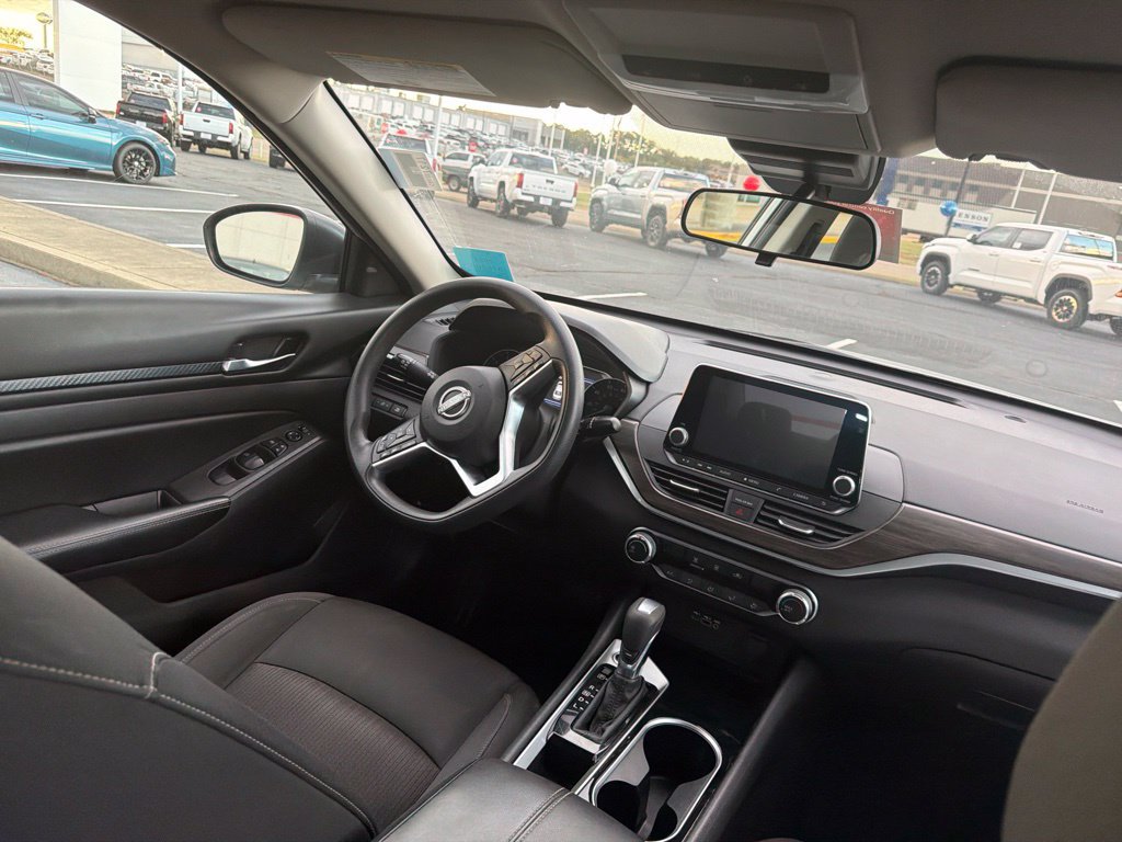 Used 2024 Nissan Altima 2.5 SV FWD image 7