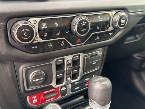 Used 2025 Jeep Gladiator Mojave w/ Convenience Group AWD/4WD image 25