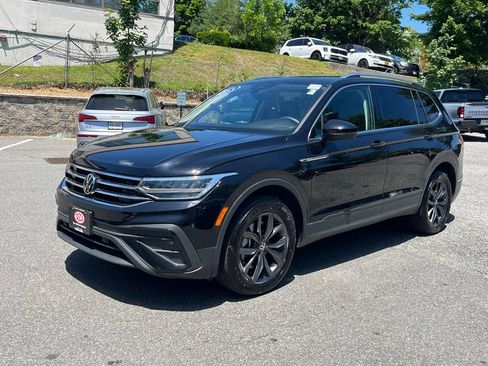 Used 2023 Volkswagen Tiguan SE w/ Panoramic Sunroof Package AWD/4WD image 5