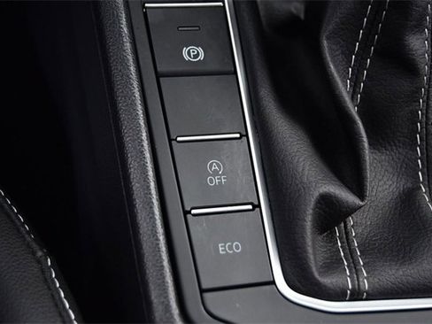 Certified 2025 Volkswagen Jetta SE w/ Sunroof Package image 18