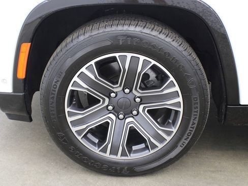 Used 2024 Jeep Wagoneer L Series II image 30