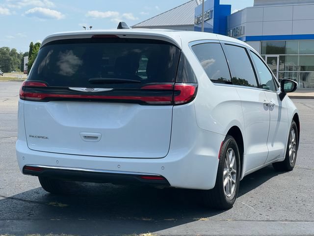 Used 2023 Chrysler Pacifica Touring-L FWD image 43