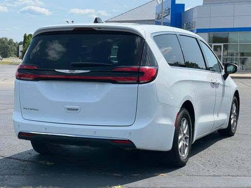 Used 2023 Chrysler Pacifica Touring-L FWD image 43