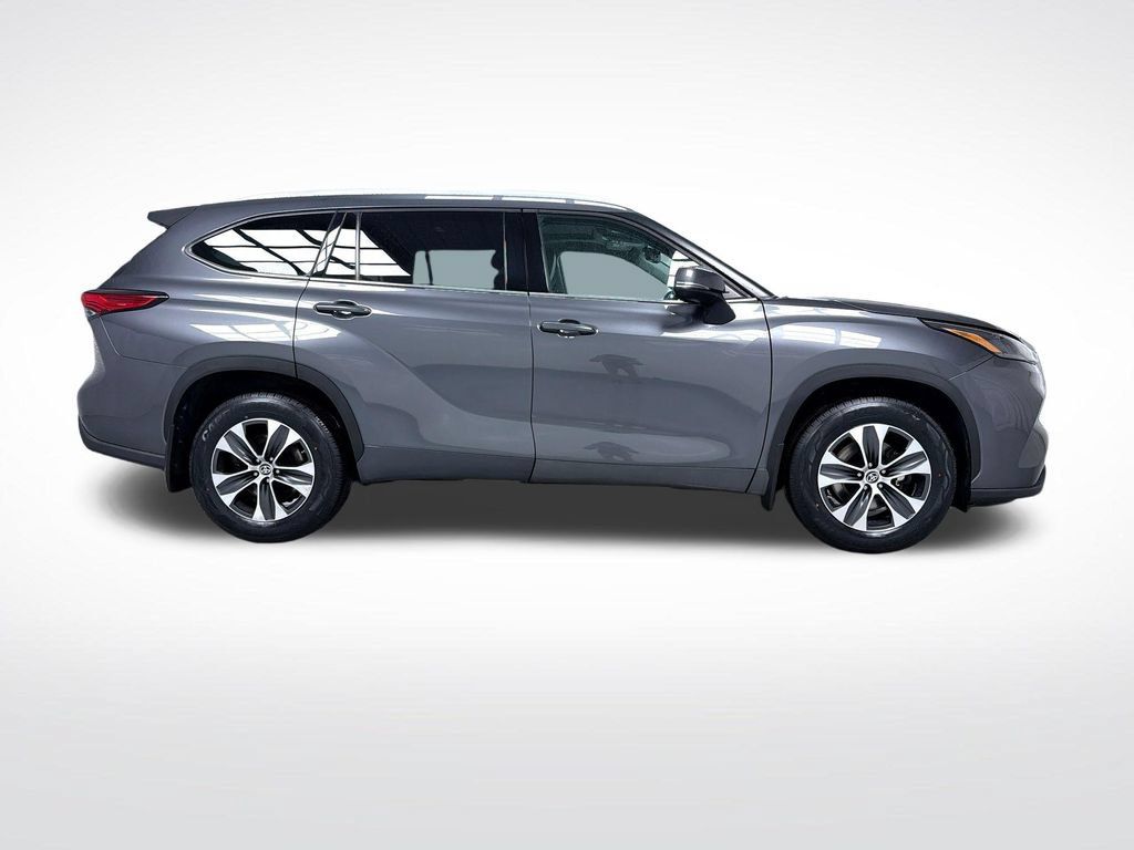 Used 2022 Toyota Highlander XLE AWD/4WD image 2