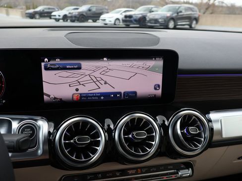 Used 2025 Mercedes-Benz GLB 250 4MATIC image 22