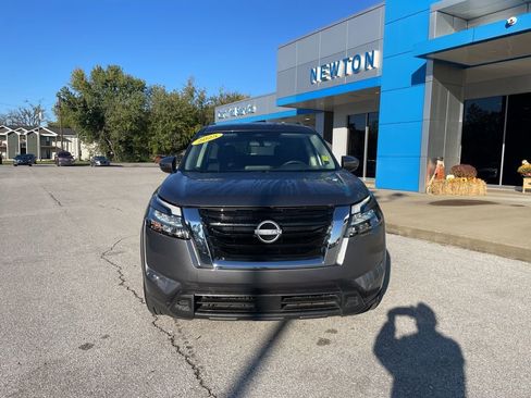 Used 2025 Nissan Pathfinder SV image 2