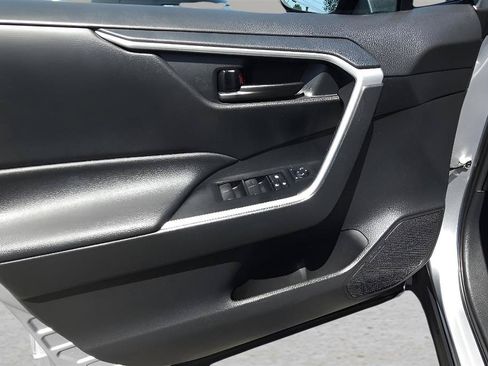 Used 2021 Toyota RAV4 LE AWD/4WD image 9