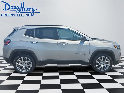 Used 2022 Jeep Compass Latitude AWD/4WD image 6