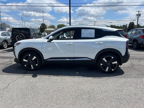 Used 2025 Nissan Kicks SR AWD/4WD image 2