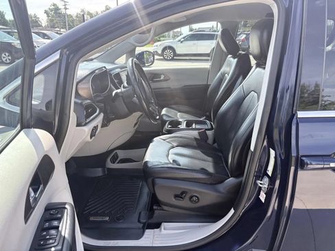 Used 2019 Chrysler Pacifica Touring-L FWD image 11