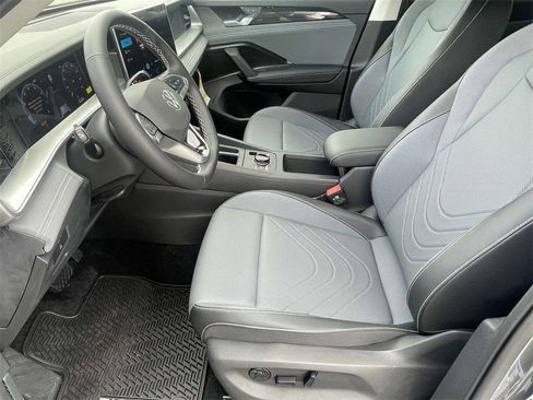 New 2025 Volkswagen Tiguan SE image 19