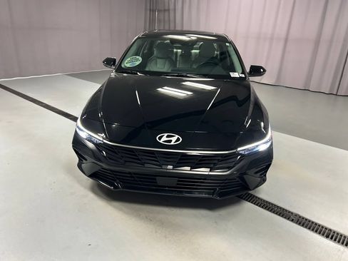 Used 2025 Hyundai Elantra Limited FWD image 2