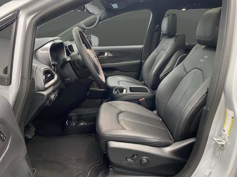 New 2026 Chrysler Pacifica Select w/ S Appearance Package image 4
