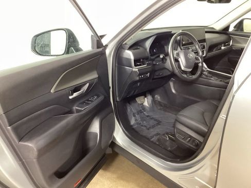 Used 2024 Toyota Grand Highlander AWD image 11
