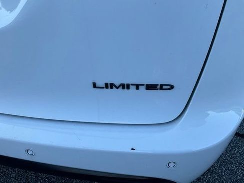 Used 2025 Chrysler Pacifica Limited FWD image 8