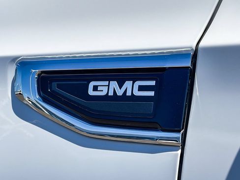 Used 2023 GMC Yukon SLT AWD/4WD image 13