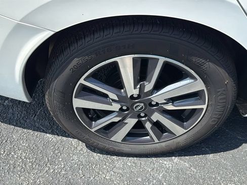 Used 2025 Nissan Versa SV FWD image 9