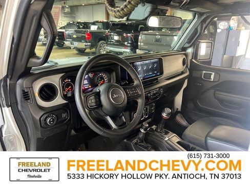 Used 2024 Jeep Gladiator Sport image 10