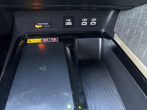 Used 2025 Toyota Camry XLE image 8