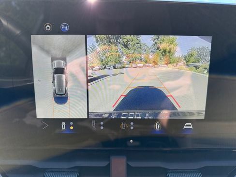 Used 2025 Chevrolet Equinox LT w/ Safety and Technology Package AWD/4WD image 17